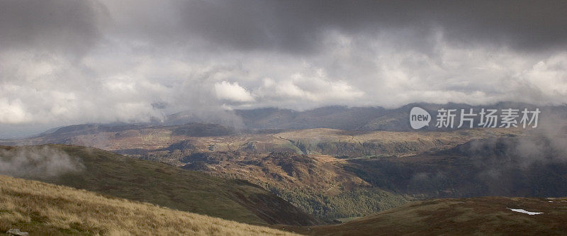 坎布里亚郡湖区的Watendlath Fell和Helvellyn。英国